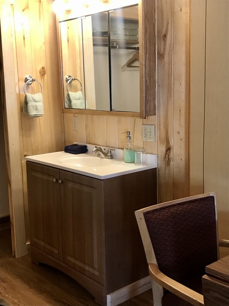 Queen Kitchenette Photo 3